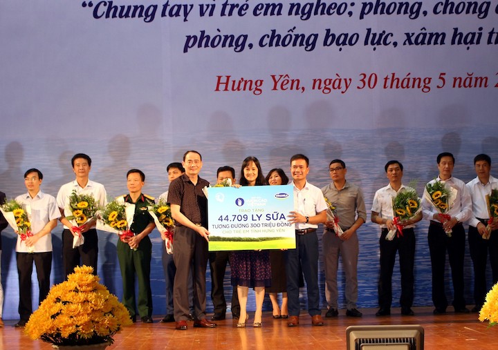 Quỹ[-]Sữa[-]Vươn[-]Cao[-]Việt[-]Nam[-]và[-]Vinamilk[-]chung[-]tay[-]vì[-]trẻ[-]em[-]Hưng[-]Yên